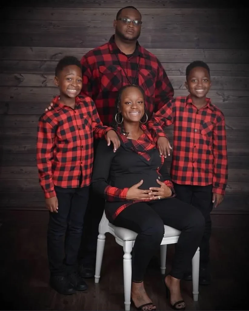 La’Zette, Nikia and their twin sons together during Nikia’s pregnancy with LaSaaun.